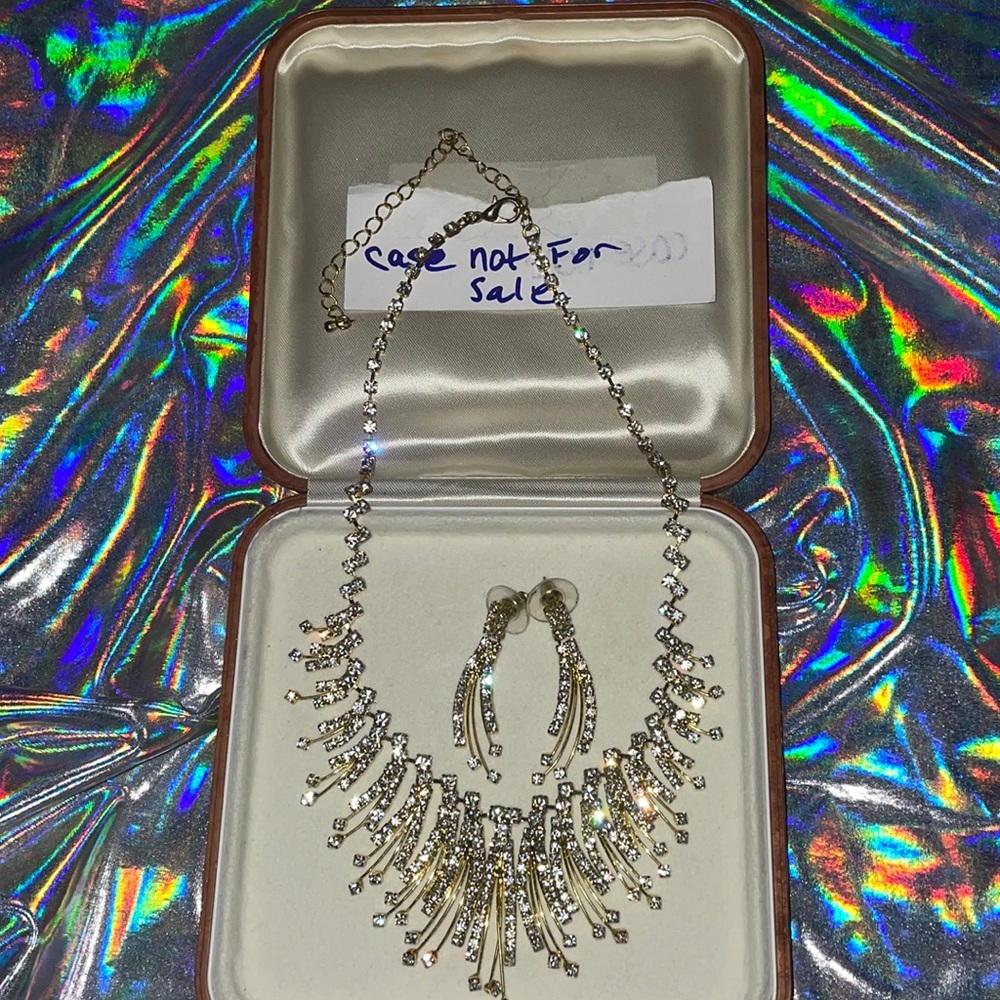 Faux gold necklace with stones and earrings.